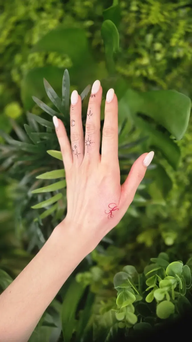 Fine Line Tattoo von Ely Elumy