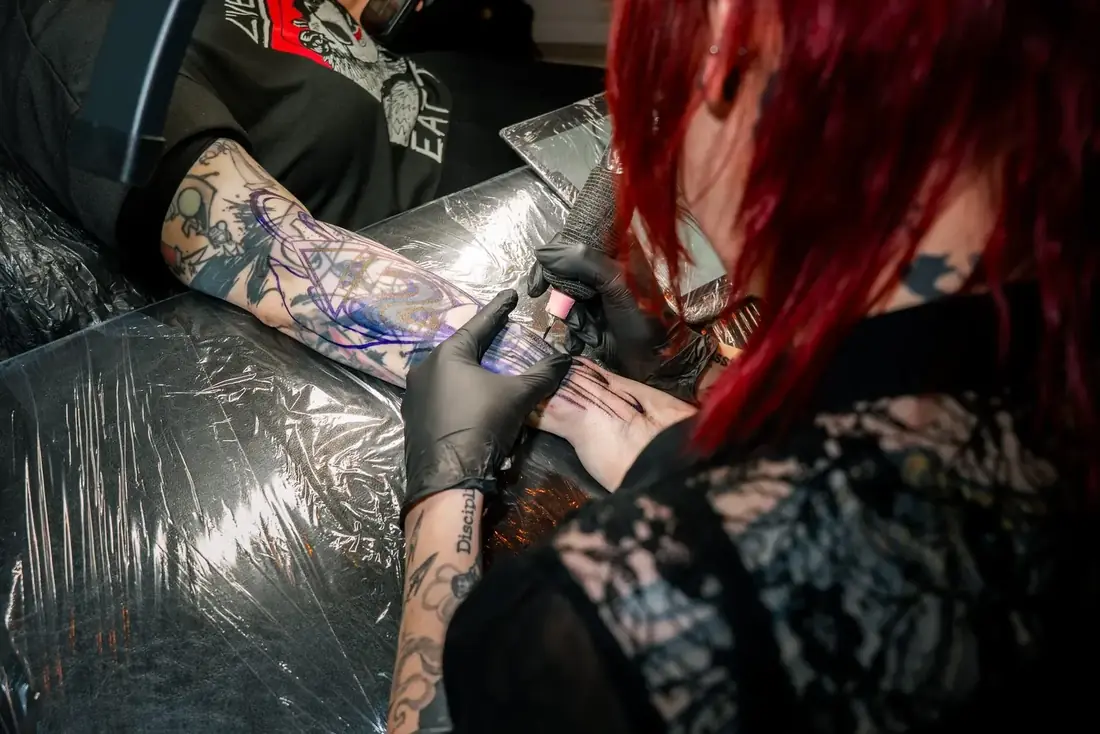 Blastover-Beispiel mit markanter neuer Gestaltung über bestehendem Tattoo