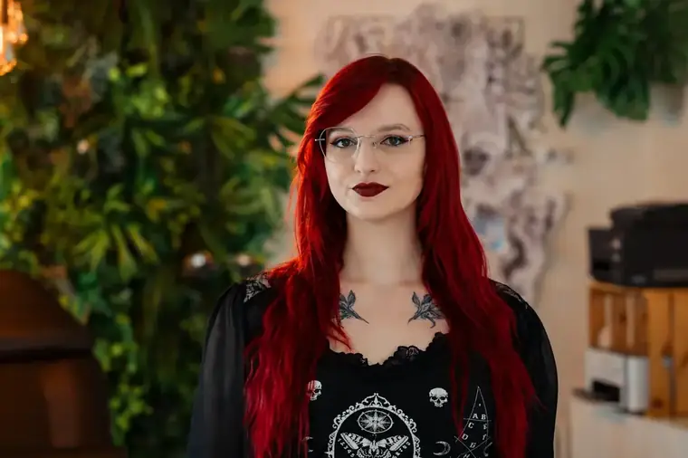 Portrait von Tattoo-Artist Ely Elumy im Evergreen Ink Studio