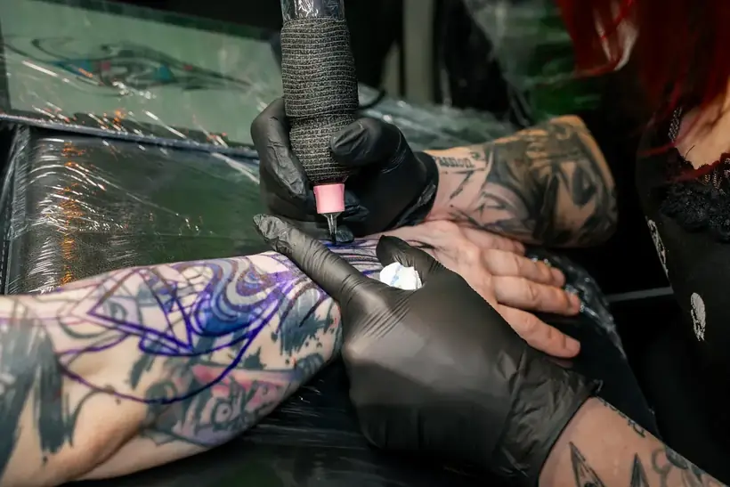 Detailaufnahme eines Tattoo-Termins bei Evergreen Ink mit Ely bei der Arbeit