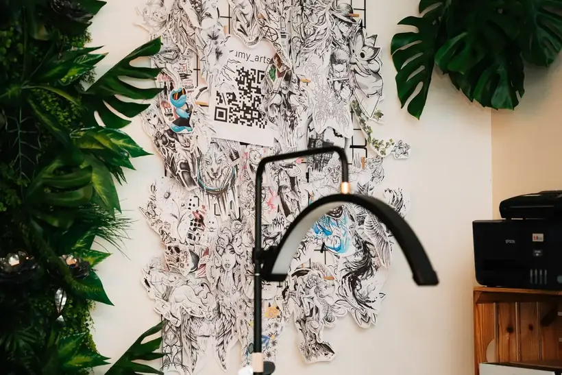 Detailaufnahme der Motivwand und Studioatmosphäre bei Evergreen Ink